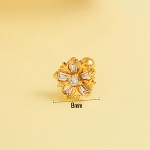 Zierlicher 8mm Schneeflocken-Ohrstecker aus Gold mit funkelnden Zirkoniasteinen besetzt