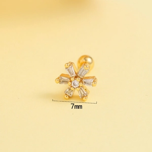 7mm Blumenohrstecker mit Goldfinish und funkelnden Kristallen für Knorpelpiercing