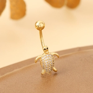 Piercing de nombril tortue dorée serti de zircons blancs et tige courbée chic