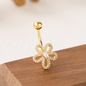 Piercing de nombril fleur doré élégant avec cristaux de zircone sur socle bois