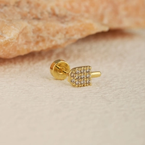 Boucle d'oreille cartilage glace dorée sertie de zircons blancs avec fermoir à vis