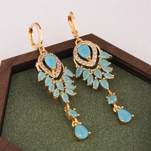 Elegante lange Quastenohrringe mit hellblauen Edelsteinen und Vergoldung