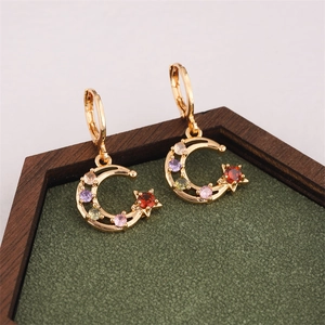 Elegante goldene Mond- und Stern-Ohrhänger mit bunten Zirkonia im Märchen-Design