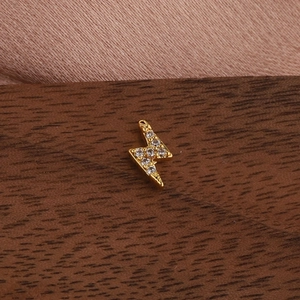 Détail de la boucle d'oreille cartilage éclair doré sertie de cristaux brillants