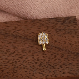 Vue macro d'une boucle d'oreille glace dorée sertie de zircons blancs étincelants