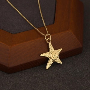 Élégant collier pendentif étoile de mer en acier inoxydable plaqué or 18 carats texturé