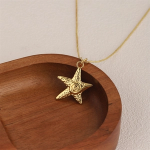 Collier élégant avec pendentif étoile de mer en acier inoxydable plaqué or 18 carats