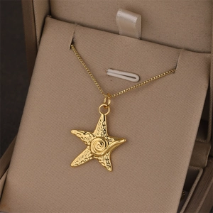 Élégant collier pendentif étoile de mer en acier doré 18 carats avec boîte à bijoux premium