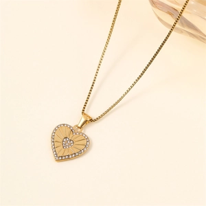 Élégant collier cœur en or 18k avec incrustation de diamants et chaîne box minimaliste
