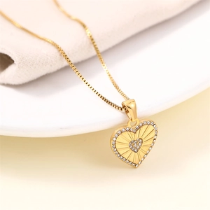 Collier pendentif cœur en or 18k avec texture rayons de soleil et zircons sur chaîne