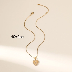 Collier avec pendentif cœur plaqué or 18 carats, texture rayée et cristaux brillants