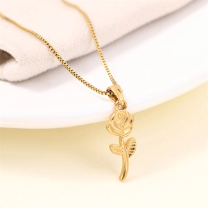 Collier élégant avec pendentif rose en acier inoxydable plaqué or pour femmes