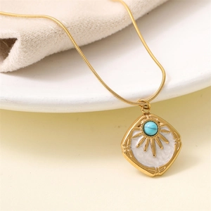 Collier bohème doré avec pendentif soleil émaillé blanc et perle de turquoise bleue