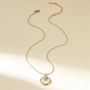 Collier chaîne serpent dorée avec pendentif soleil en losange et détail turquoise