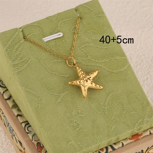 Golden starfish pendant necklace with hammered texture and 40+5cm adjustable chain