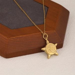Collana minimalista in acciaio inossidabile dorato con pendente a stella e sorriso