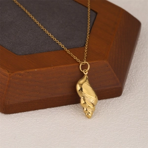 Elegante collana con ciondolo a conchiglia in oro 18 carati con catena fine per donna