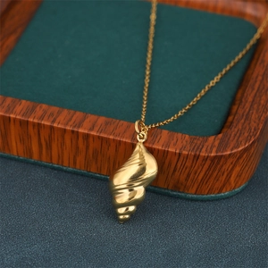 Elegante collana in acciaio inossidabile placcata oro 18 carati con pendente a conchiglia