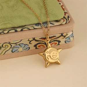 Collana con ciondolo a sole dorato in acciaio inossidabile e design del viso sorridente
