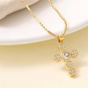 Collier croix dorée avec pendentif en zircone cubique et chaîne mixte à billes et tubes