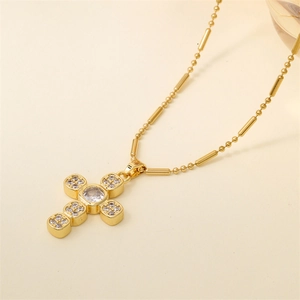 Collier à pendentif croix doré avec cristaux de zircon et chaîne à perles de bambou
