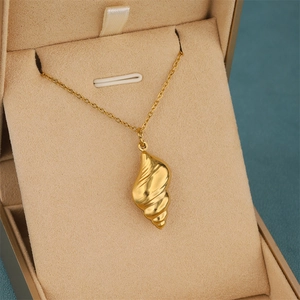 Collana con ciondolo a conchiglia in oro 18K in una scatola portagioie di lusso