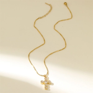 Collier pendentif croix doré avec pierres de zircon et chaîne à maillons pour femme