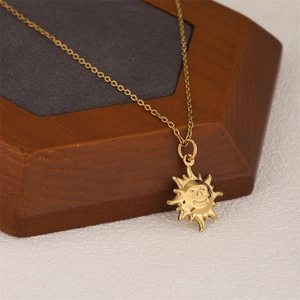 Collier Pendentif Visage Soleil Plaqué Or 18K en Acier Inoxydable Ajouré Rayonnant Expression Souriante Bijoux Femme