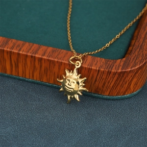 Collier soleil en acier inoxydable doré avec pendentif visage souriant sur velours