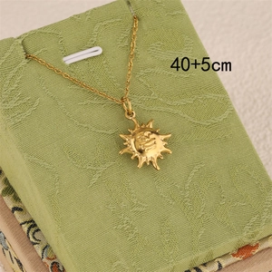 Collier avec pendentif soleil creux doré et chaîne réglable de 40+5cm sur coffret cadeau