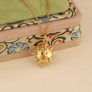 Collier vintage avec pendentif visage de soleil doré et rayons de soleil sur chaîne maille