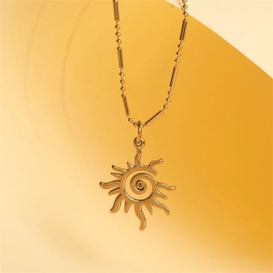 Goldene Halskette mit Sonnensymbol-Anhänger, Spiralmuster und feiner Gliederkette