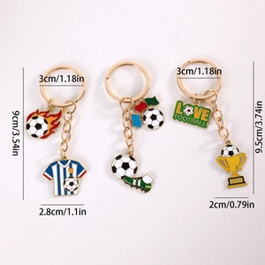 Kreatives Fußball-Trophäe Schlüsselanhänger-Set mit Fußballschuhen und Sporttrikot