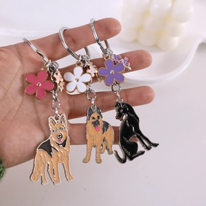 Detailansicht von Hundeschlüsselanhängern aus Metall mit Schäferhund- und Retriever-Motiven