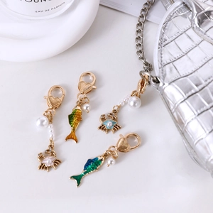 Bijoux de sac poisson et crabe en émail avec perles et fermoir cœur doré élégant