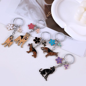 Detailliertes Set aus Schäferhund-Emaille-Schlüsselanhängern mit bunten Blumenanhängern