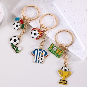 Drei goldene Fußball Schlüsselanhänger mit Trophäe, Trikot und Schuh Anhängern