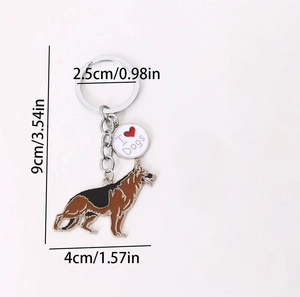 Détail du porte-clés en métal Berger Allemand avec breloque émaillée et texte I Love Dogs
