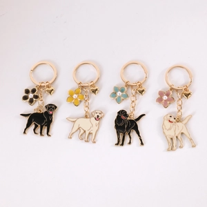 Goldenes Labrador Hunde-Schlüsselanhänger-Set mit bunten Emaille-Blumen und Herzanhänger