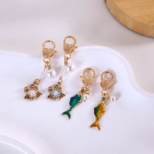 Set de porte-clés thème marin avec crabes et poissons émaillés et fermoirs cœur