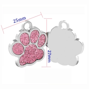 Dettaglio della medaglietta a zampa di gatto con glitter rosa e dimensioni 25x27 mm