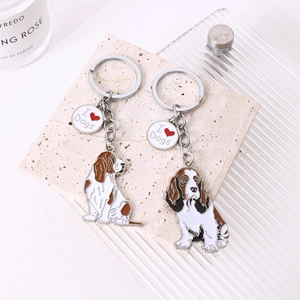 Vue détaillée de porte-clés chien en émail avec breloque I Heart Dogs sur fond de pierre