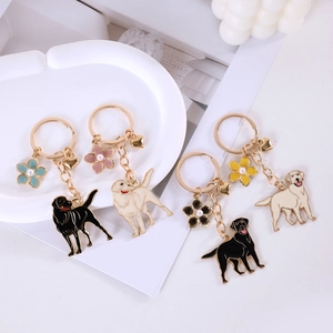 Detailaufnahme vom Labrador Schlüsselanhänger mit Goldherz und bunter Emaille Blume