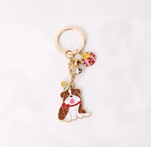 Makro-Detail vom Bulldogge-Schlüsselanhänger mit Emaille und Gold-Geschenkanhängern