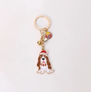 Detailansicht eines Weihnachts-Beagle-Schlüsselanhängers mit Weihnachtsmütze und Glocken