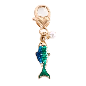 Pendentif poisson bleu-vert avec fermoir cœur doré et perle sur fond blanc pur