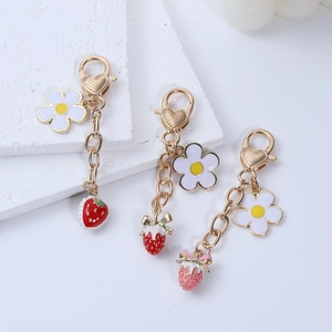 Schicker Erdbeer-Blumen-Schlüsselanhänger mit weißen Gänseblümchen und Goldlegierung