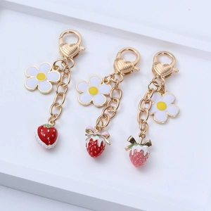 Schicke Schlüsselanhänger mit weißen Blumen und Erdbeeren und goldenen Herz-Haken