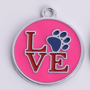 Targhetta rotonda rosa in lega di zinco con scritta LOVE e impronta blu per animali
