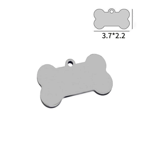 Vista dettagliata della piastrina per cani a forma di osso in metallo lucido 3,7x2,2cm